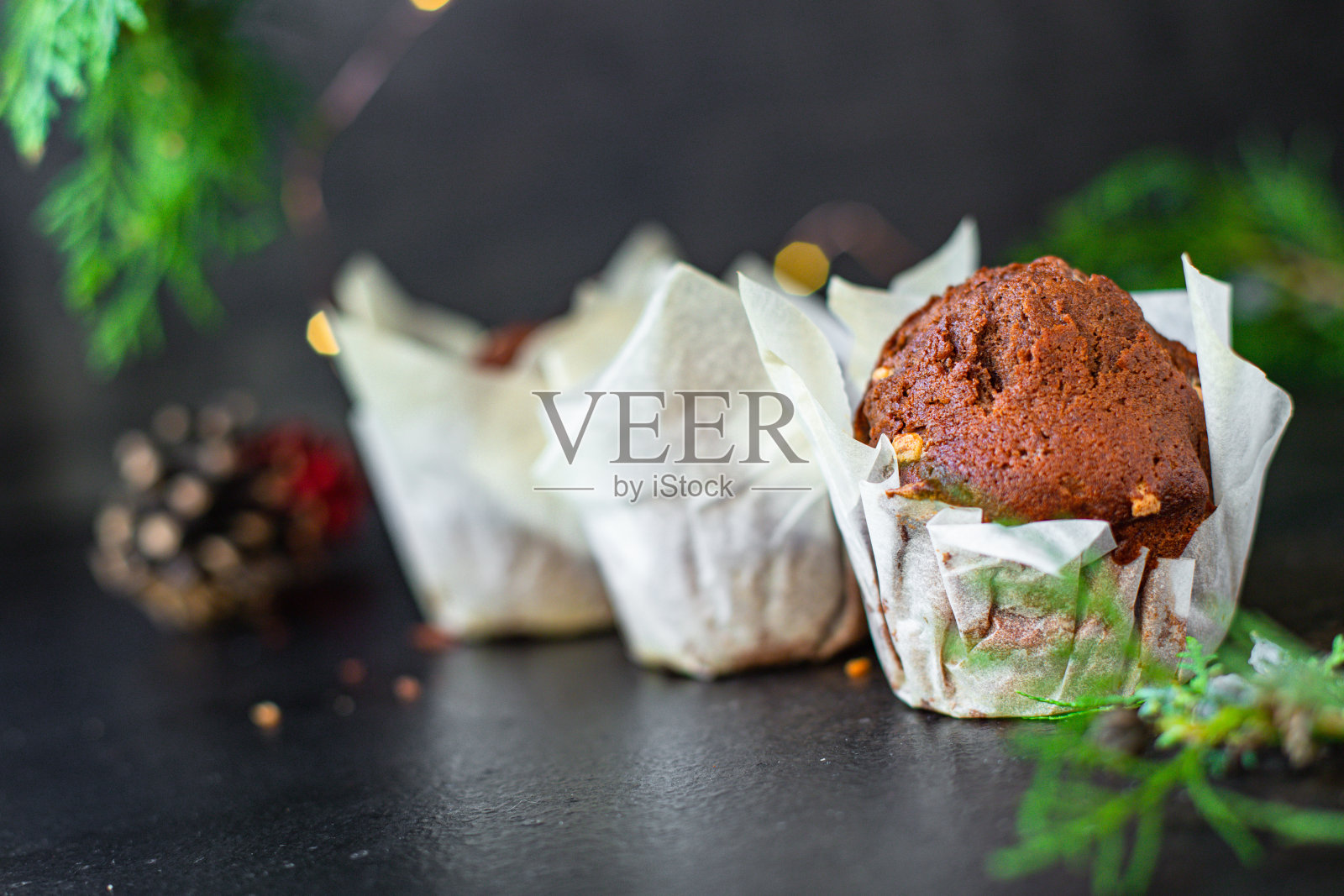 巧克力松饼纸杯蛋糕自制烘焙蛋糕在桌子上圣诞灯新年对待美味的服务大小的部分俯视图拷贝空间文字食物背景乡村照片摄影图片