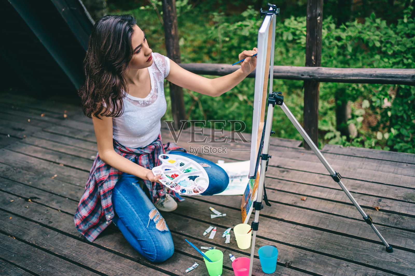 年轻女子正在画一幅画照片摄影图片