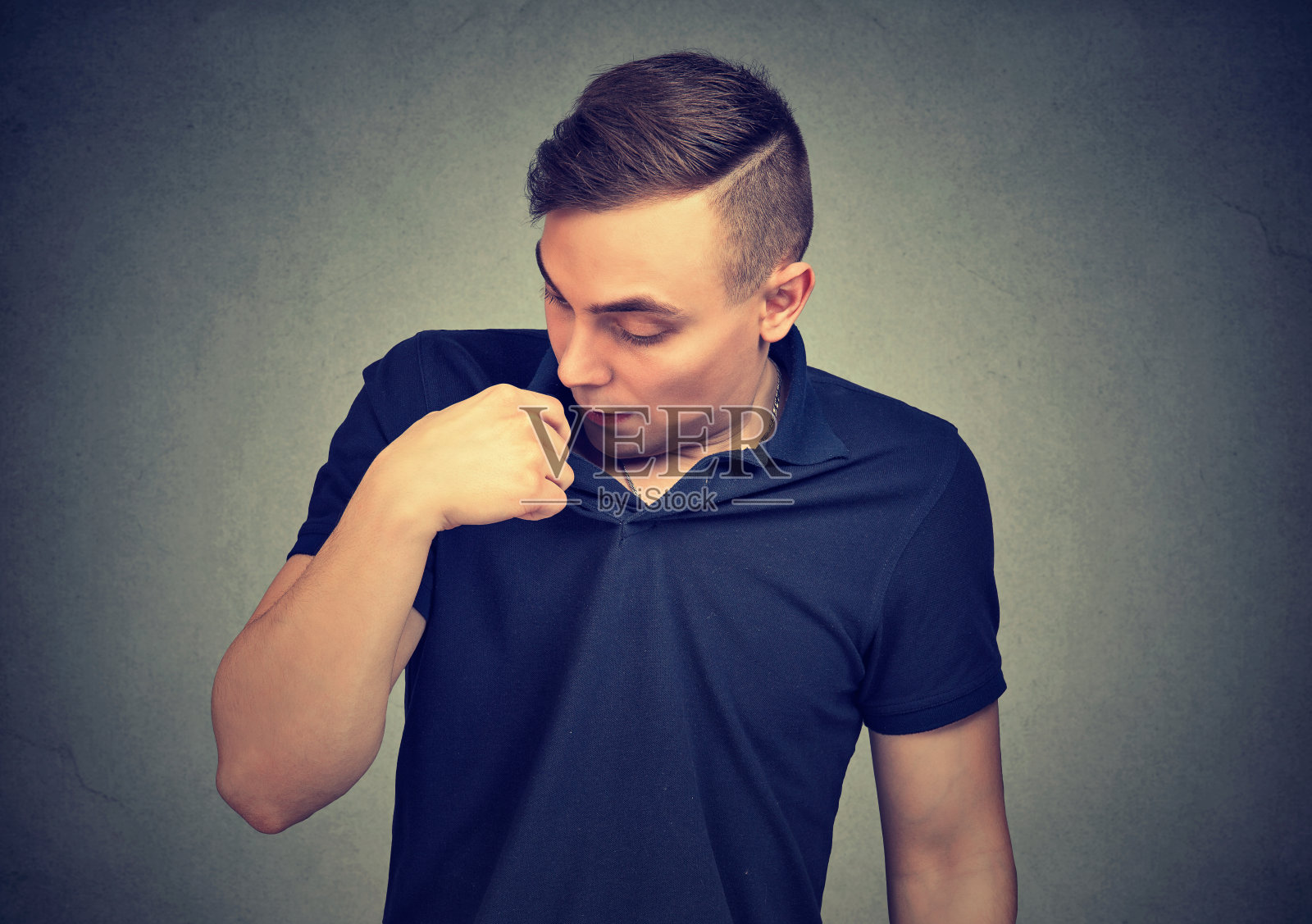 男子在尴尬的情况下打开衬衫发泄孤立的灰色背景。人类的情绪，面部表情，感情照片摄影图片