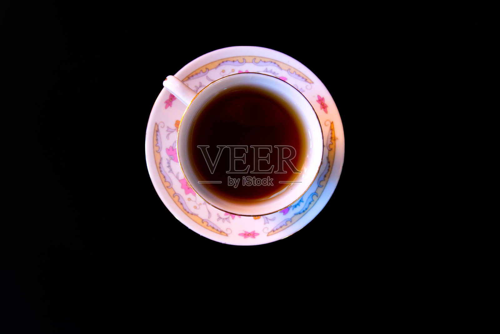 白色花纹茶杯里的红茶照片摄影图片
