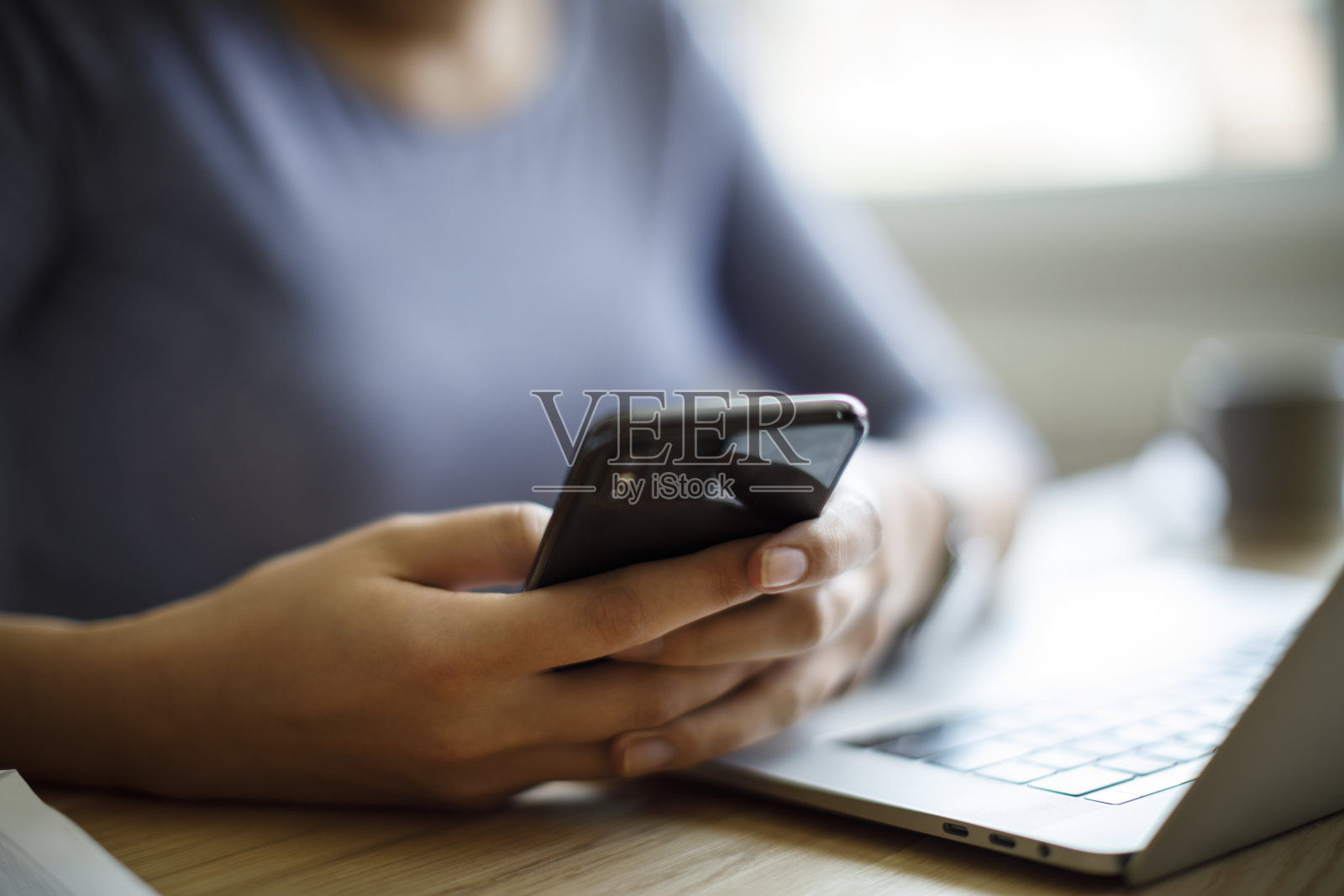 使用手机和笔记本电脑工作的女性照片摄影图片