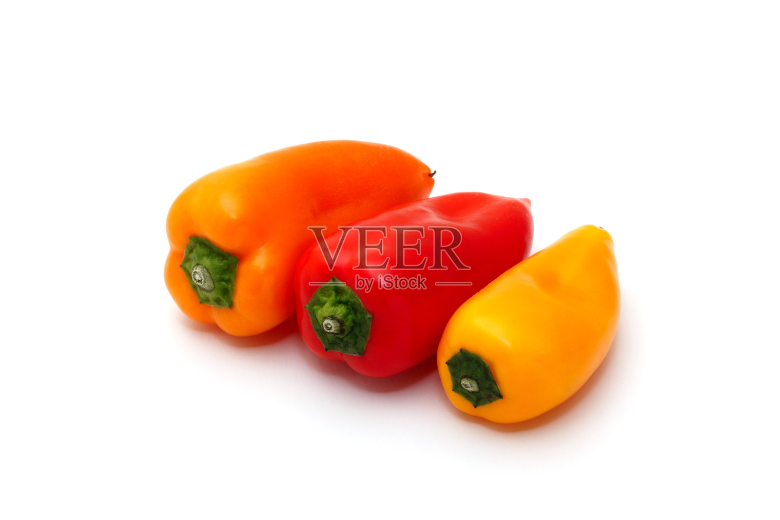 在白色背景上给辣椒上色照片摄影图片