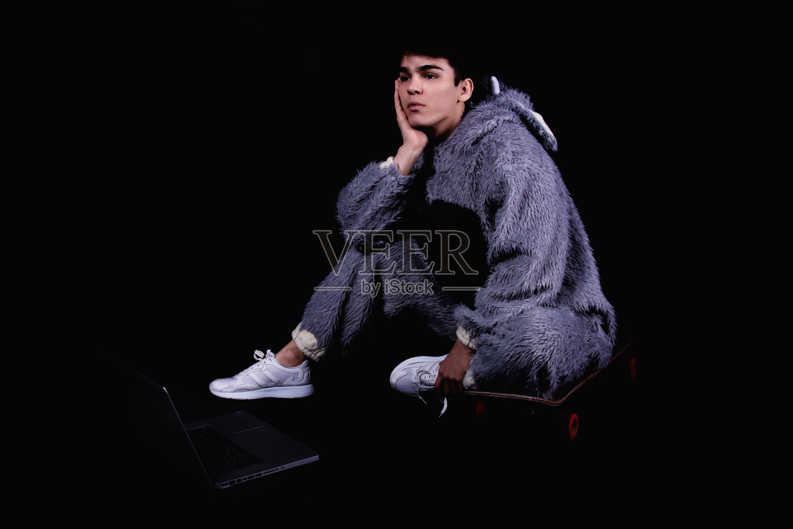 那个家伙和长板。照片摄影图片