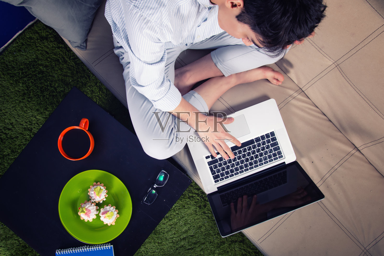 在家工作和学习。照片摄影图片