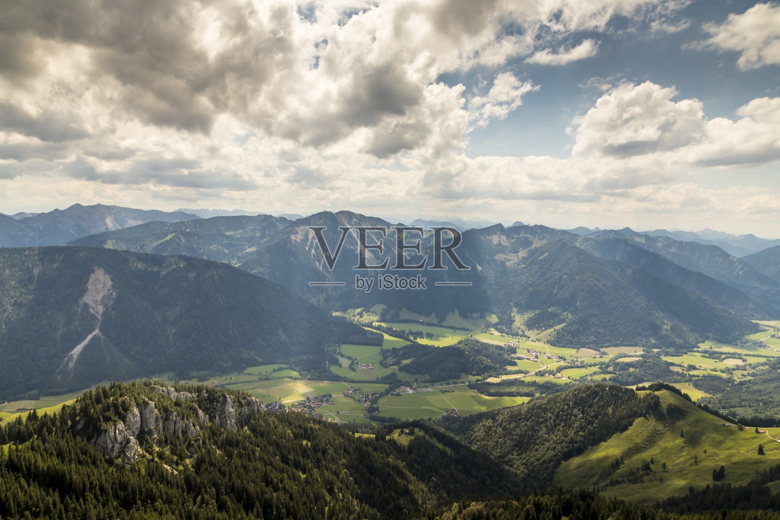 在德国巴伐利亚的一个多云的夏天，从山站徒步到一座叫温德尔斯坦的山的山顶。美丽的全景。照片摄影图片