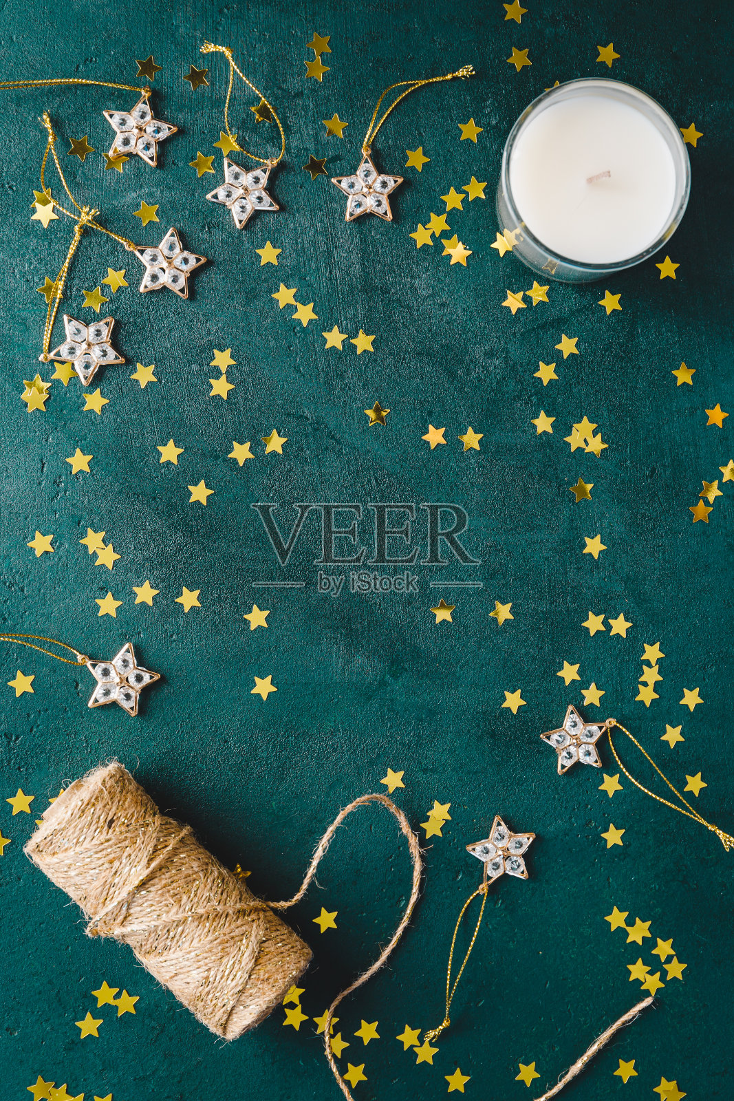 新年或圣诞节的节日公寓在深绿色的背景上点缀着金色的星星。俯视图，复制空间。照片摄影图片