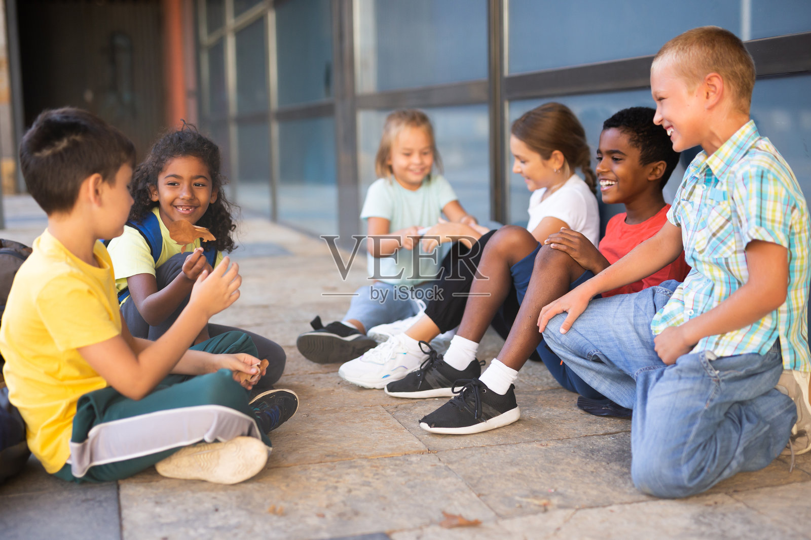 一群小学生在外面谈话照片摄影图片