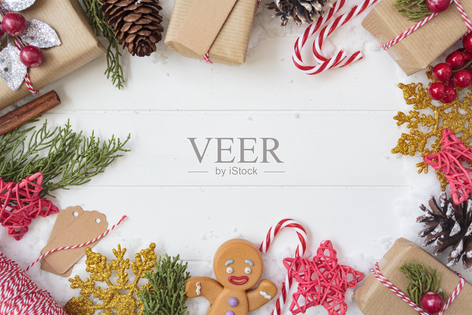 圣诞节装饰满边框的白色木桌与拷贝空间照片摄影图片