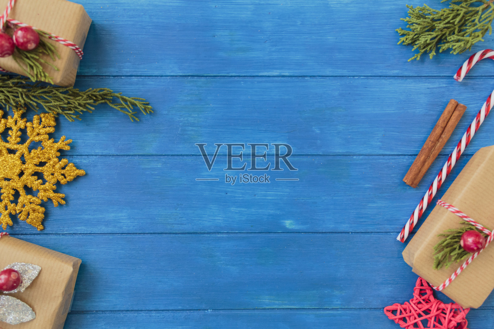 圣诞节装饰边边蓝色木桌与复印空间照片摄影图片