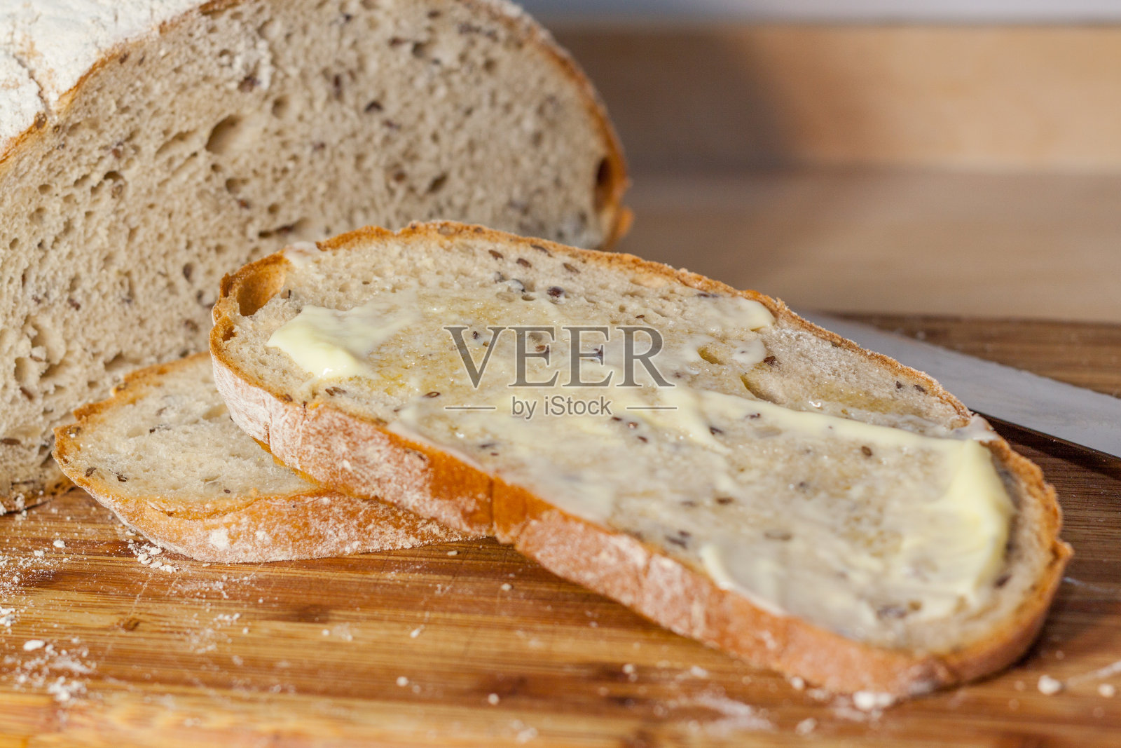 一片涂了黄油的面包照片摄影图片