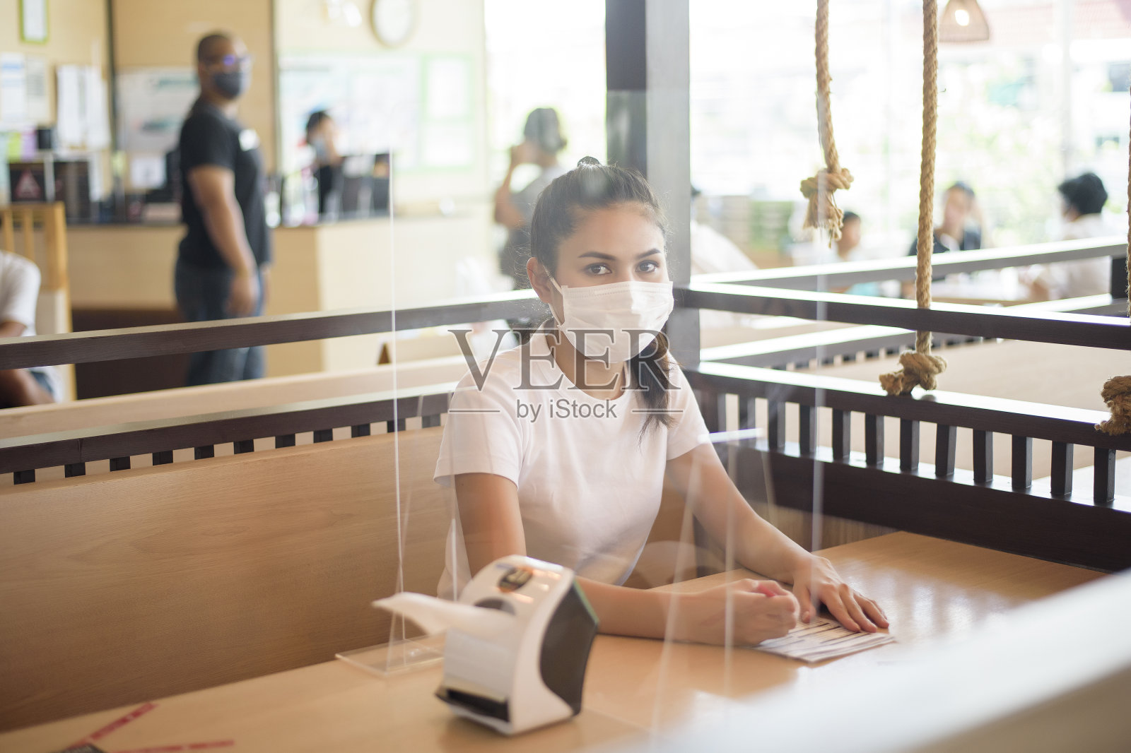 因冠状病毒大流行封锁城市期间，一名女子在餐厅用餐，遵循社交距离协议照片摄影图片