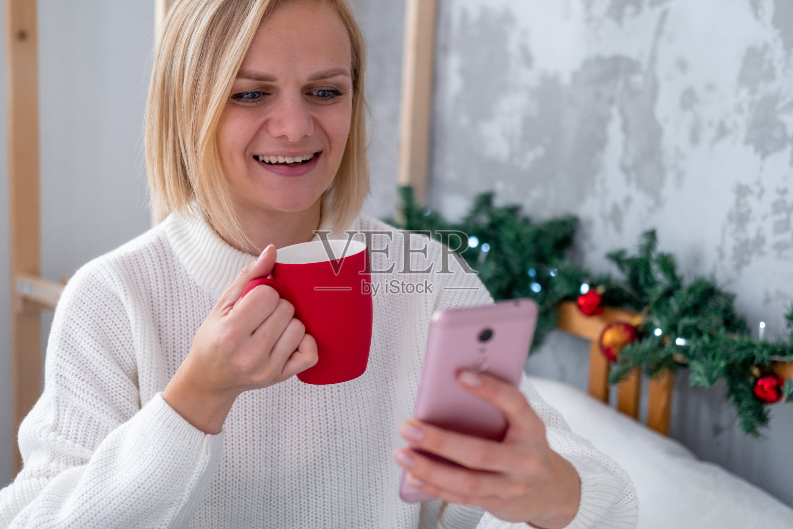 圣诞节的网上购物。女性买家在笔记本电脑上下单。女人买礼物，准备圣诞节，在礼物盒和包装。冬天假日销售照片摄影图片