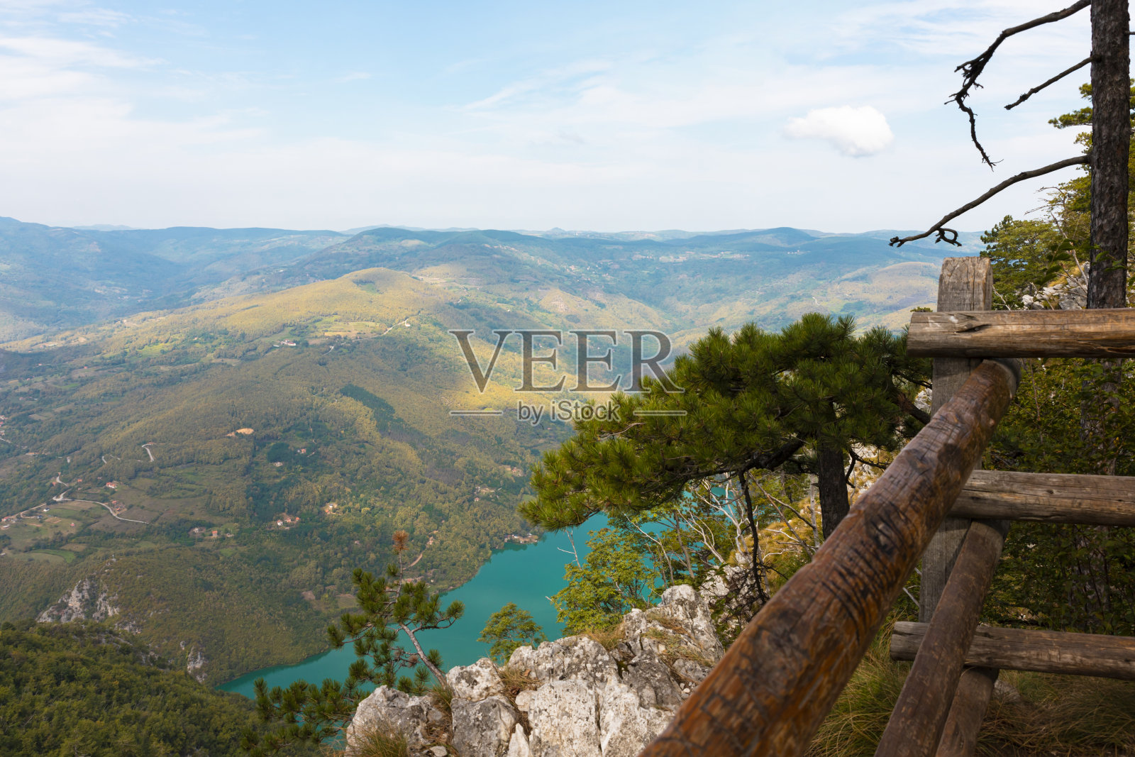 塔拉国家公园，塞尔维亚。观点Banjska Stena。Drina河峡谷和Perucac湖的景色照片摄影图片