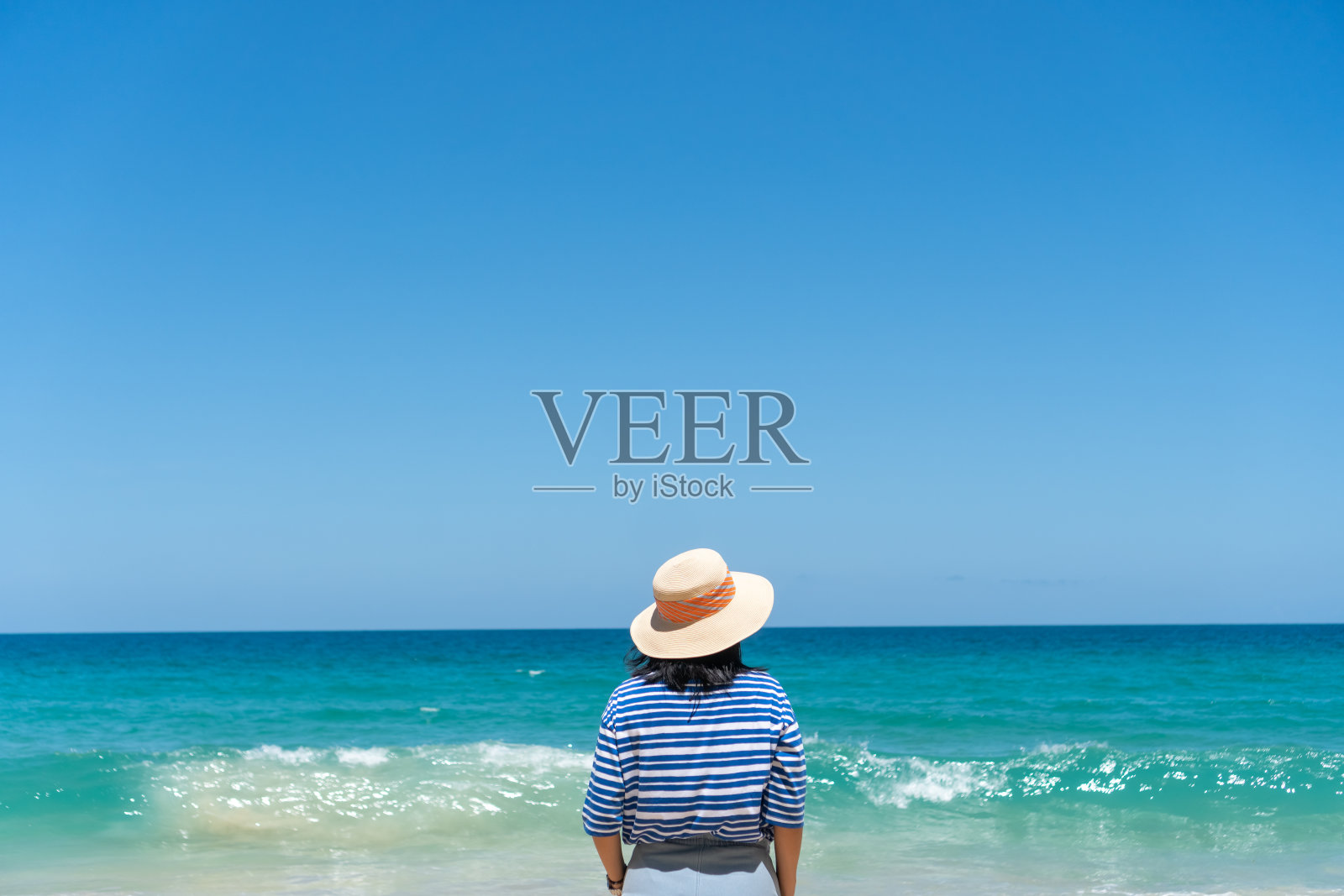 女人周游世界，夏日沙滩自由和放松的生活理念。照片摄影图片