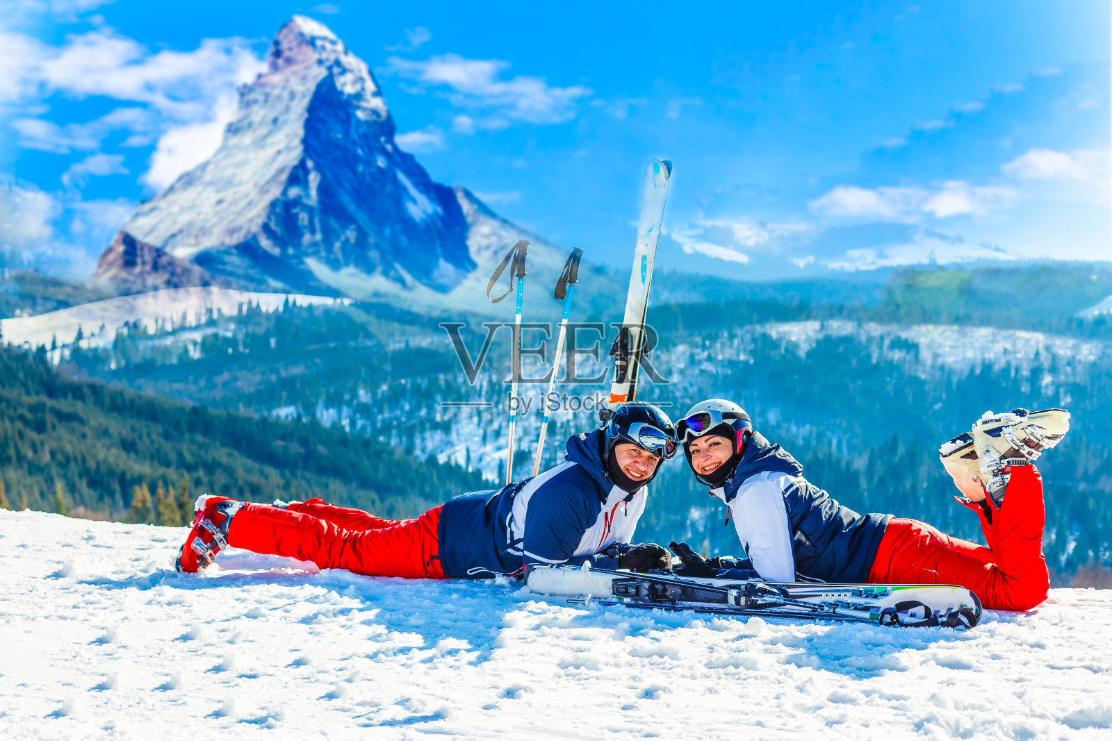 俊俏的情侣在冬日的风景中照片摄影图片