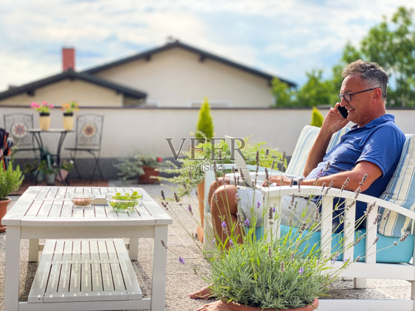 成年男子在家工作照片摄影图片