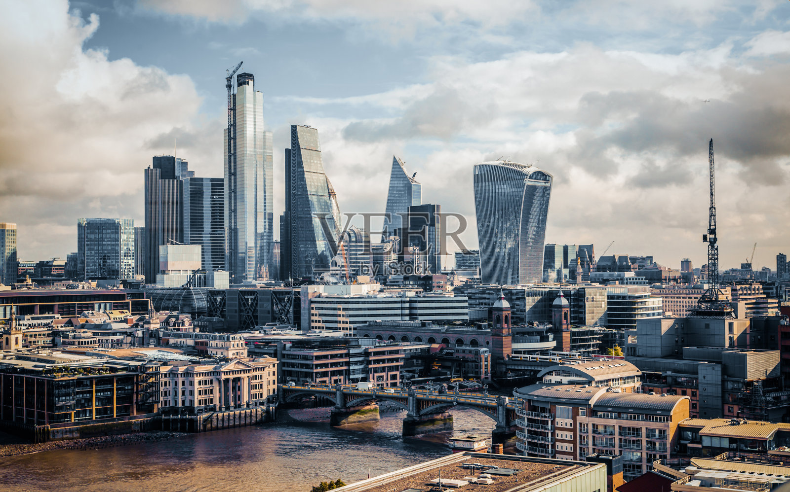 泰晤士河和伦敦桥。伦敦城景，商业、银行和办公区有许多写字楼。英国伦敦照片摄影图片