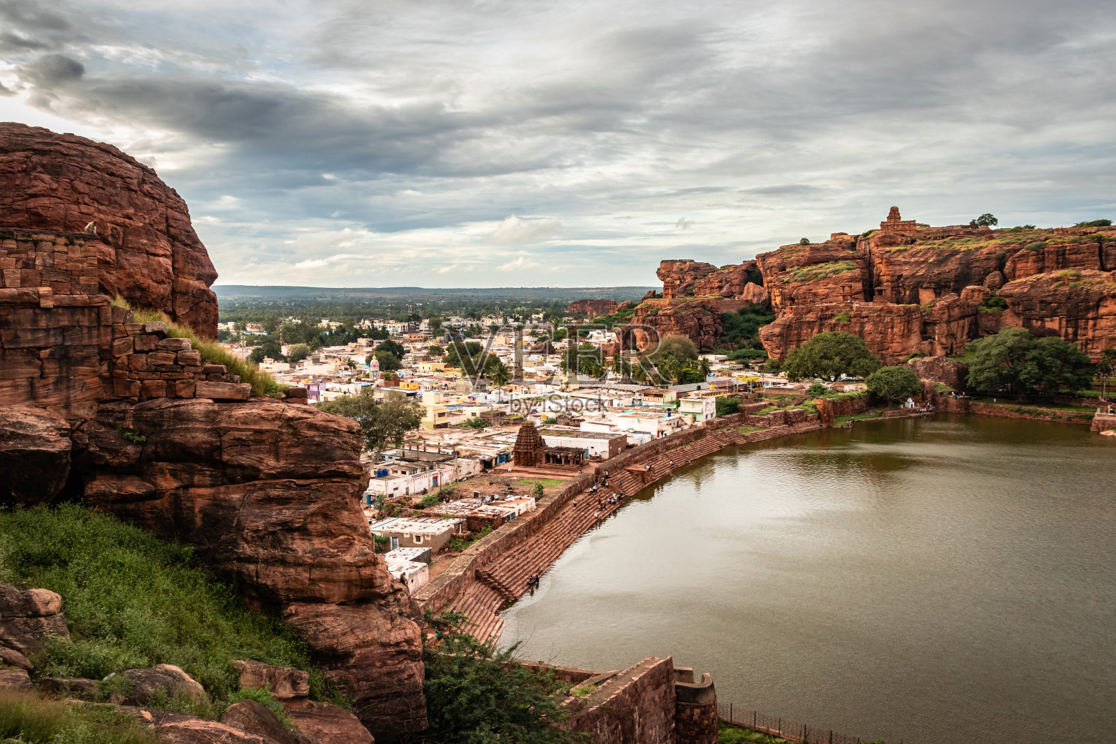 清晨的湖岸，城市的背景照片摄影图片