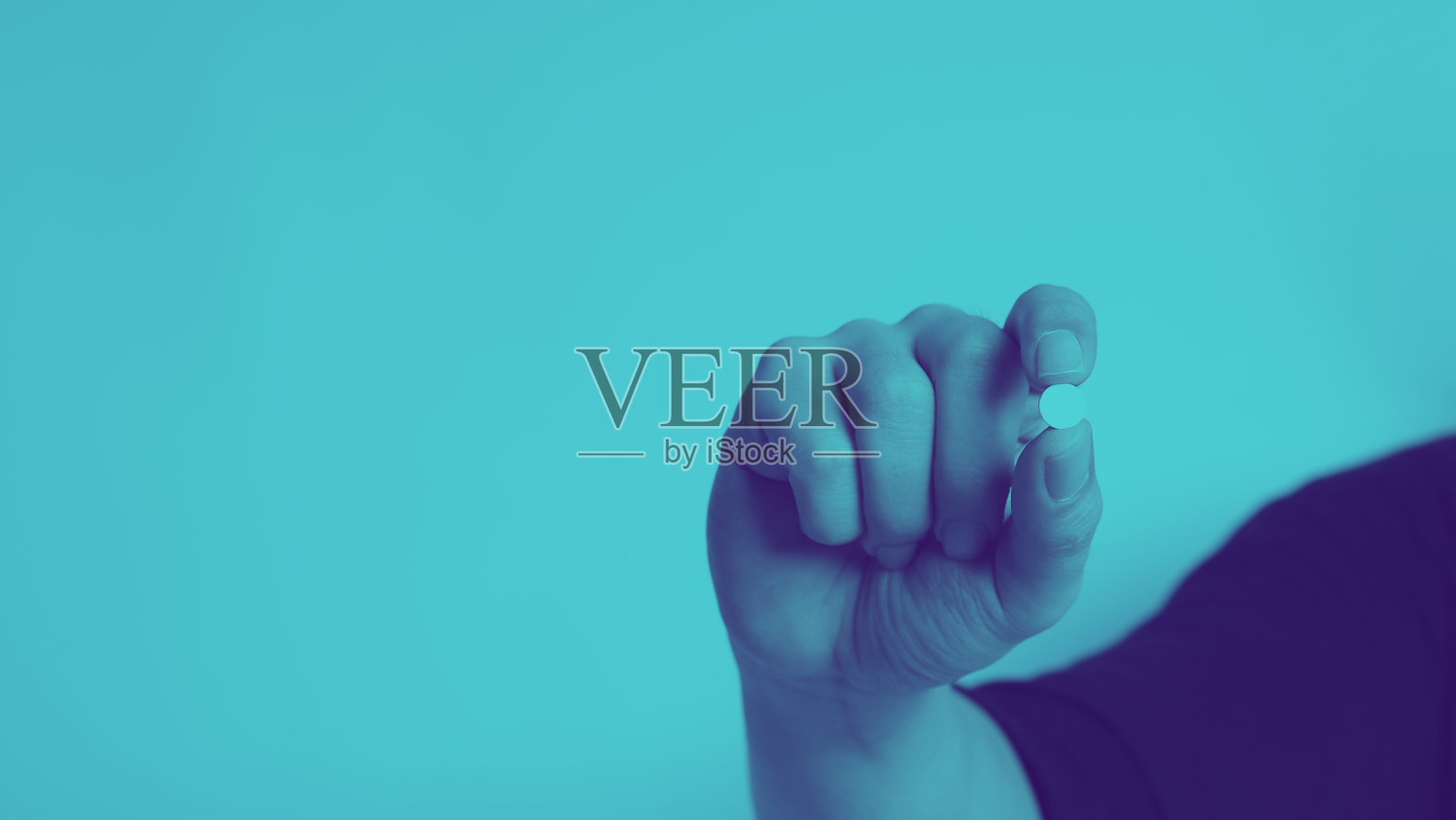 人们服用或手中拿着药片的特写图像，帮助和保护他们免受大流行病毒的感染，并使他们免于不健康和疾病。工作室拍摄和清晰的背景。照片摄影图片