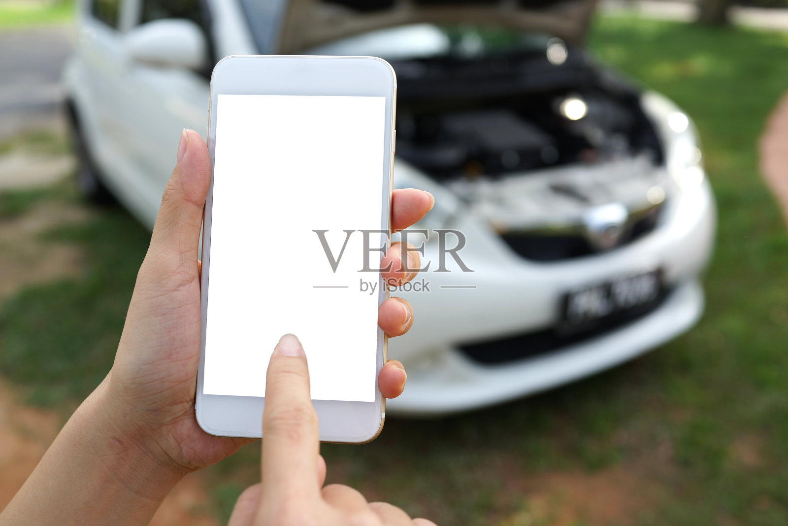 以智能手机为背景的女性手特写照片摄影图片