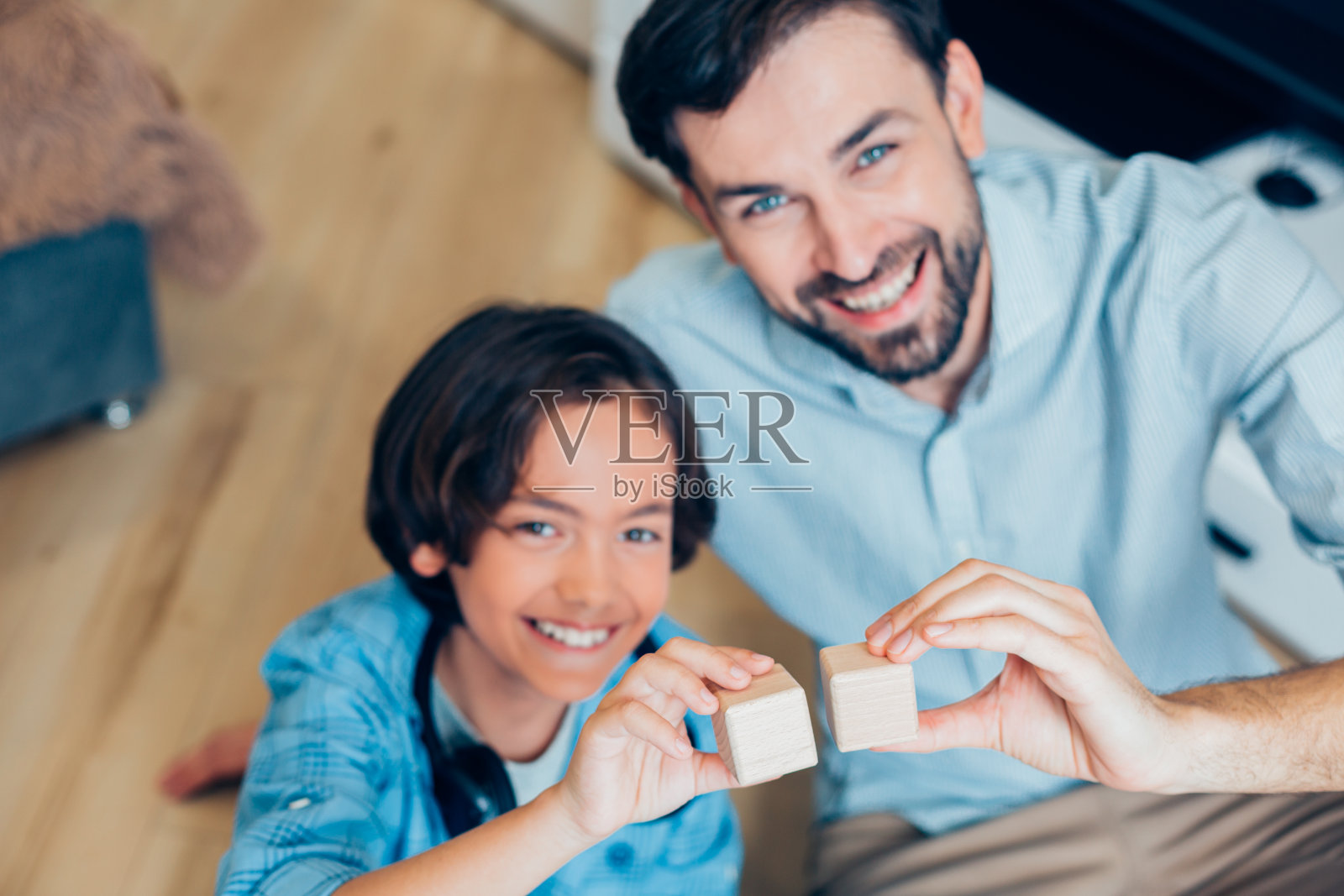 漂亮的木制玩具在快乐的亲人手中照片摄影图片