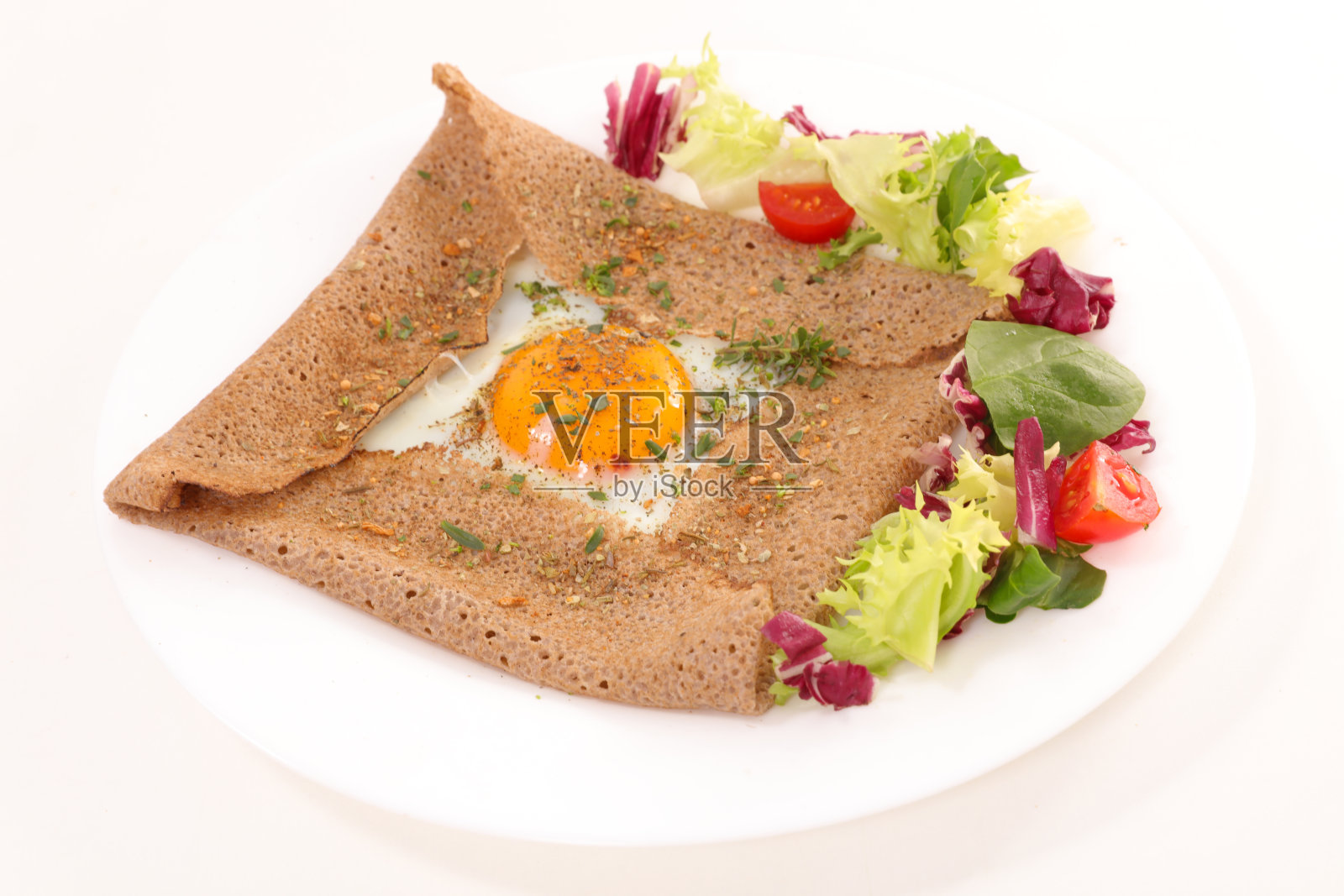 可丽饼，鸡蛋和莴苣，白底照片摄影图片