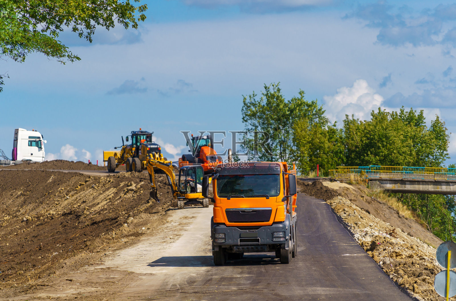 在新道路施工现场的压路机大视图。有选择地专注于道路维修。特写镜头照片摄影图片