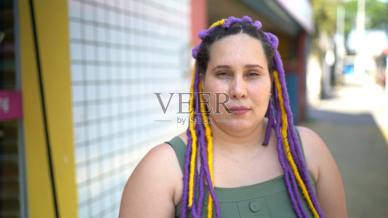 一个中年妇女的户外肖像照片摄影图片