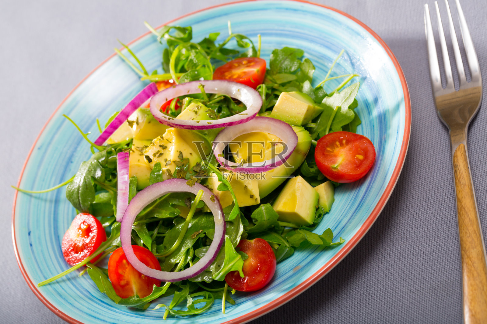 鳄梨芝麻菜沙拉照片摄影图片