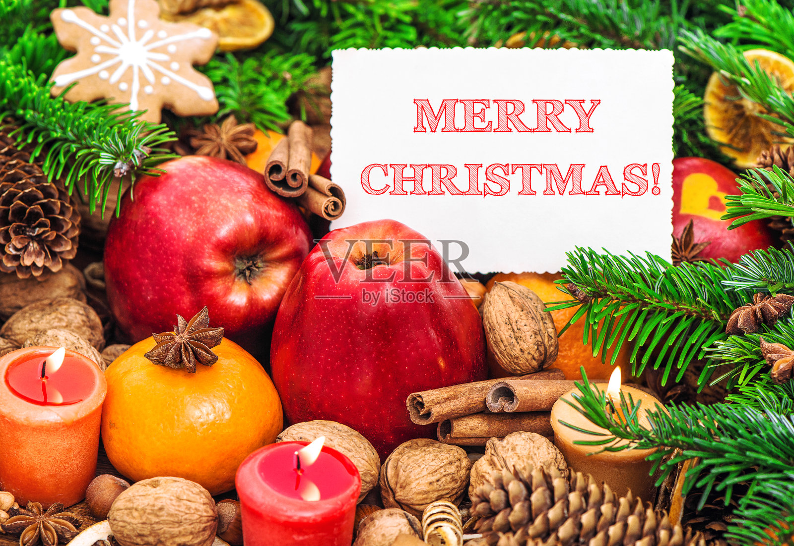 圣诞快乐!装饰蜡烛水果饼干照片摄影图片