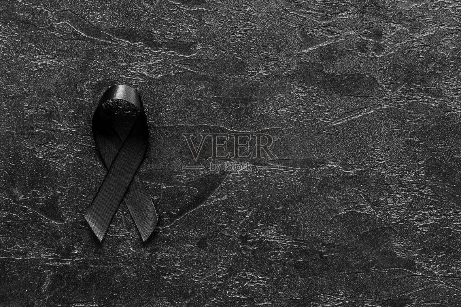 黑色缎带上的黑色背景。哀悼的象征照片摄影图片