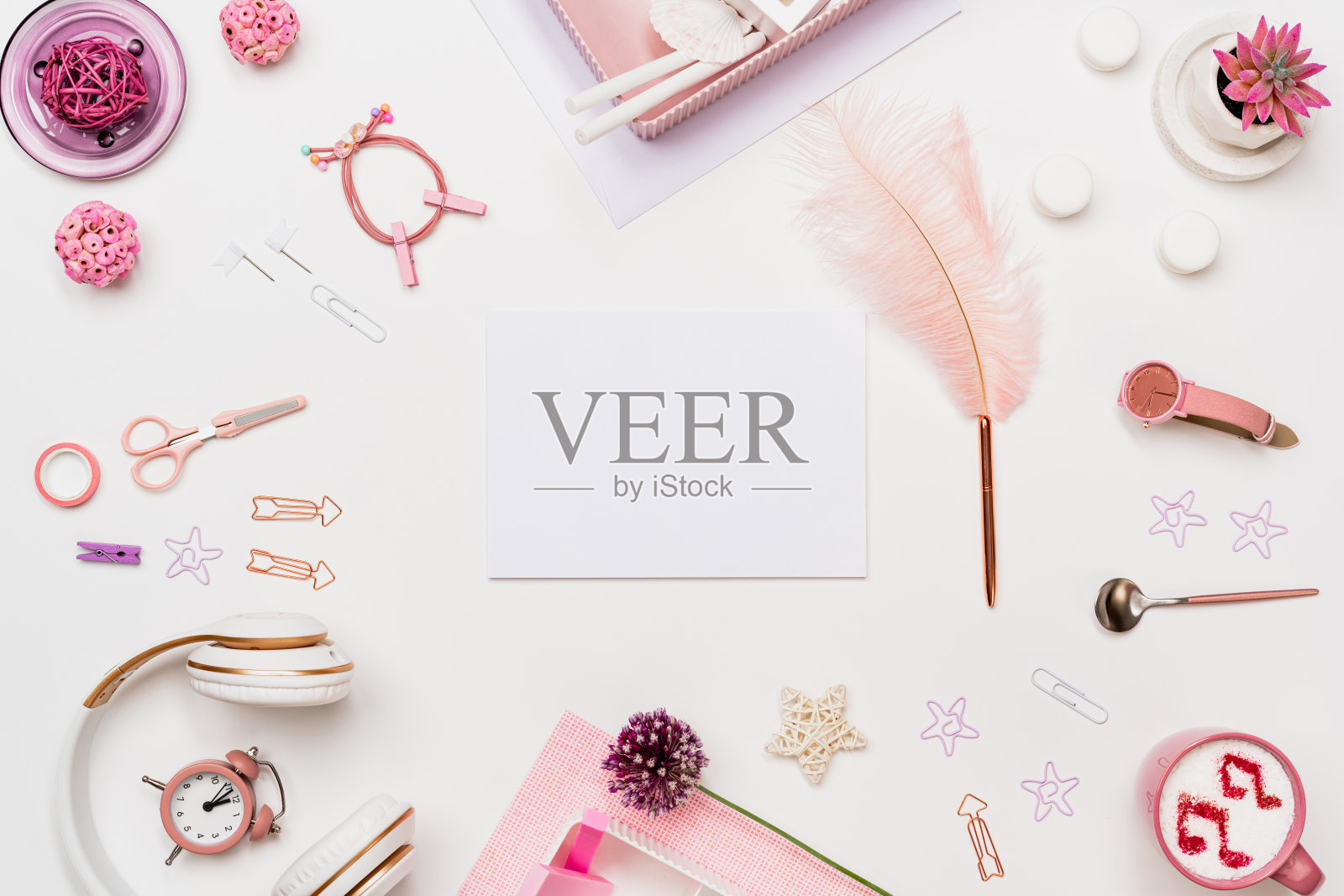 女性家庭办公桌子与空白纸模型照片摄影图片