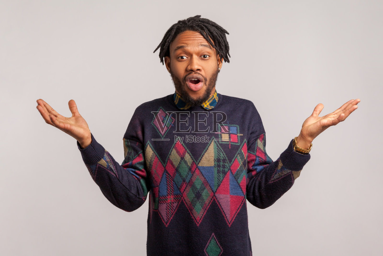 哦我的上帝!极度惊讶的非洲男人，长着发辫，双手张开，震惊，令人敬畏的成功，胜利照片摄影图片