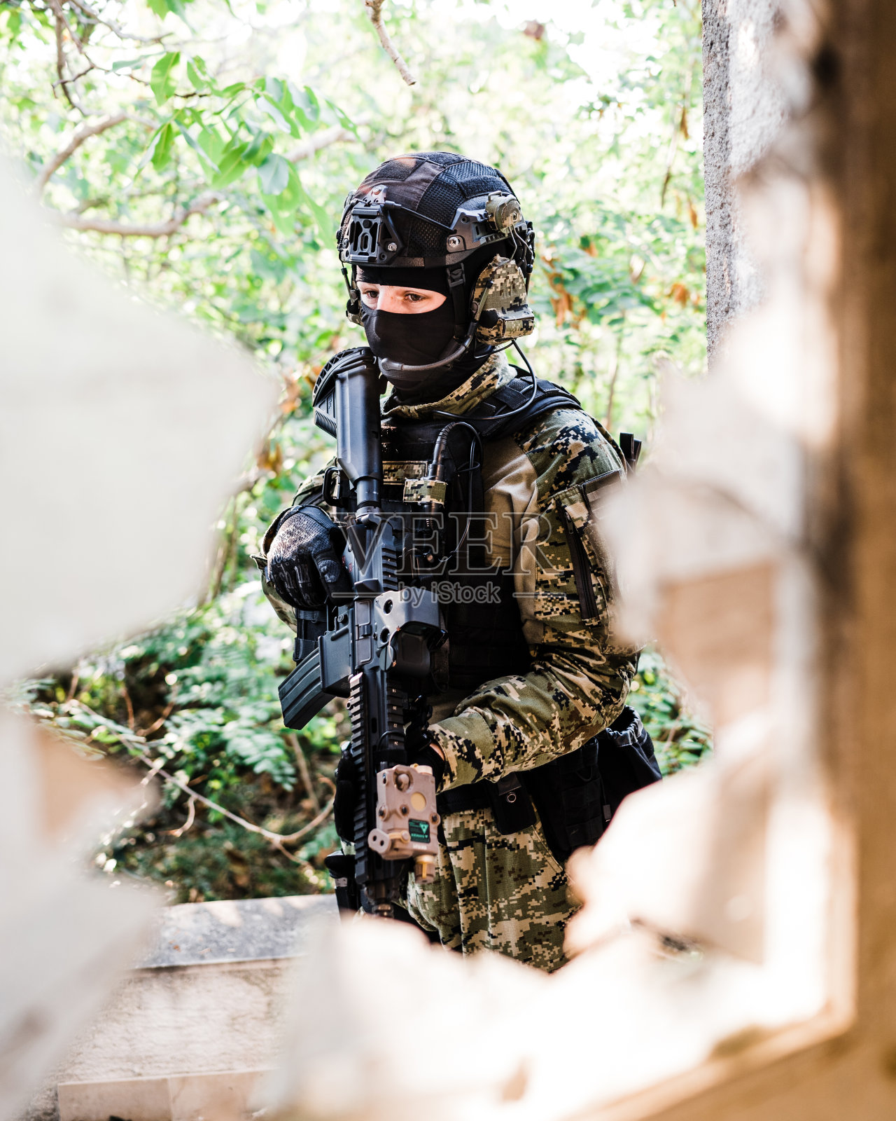 身穿克罗帕特军服的士兵，带着黑带，带着护板架照片摄影图片