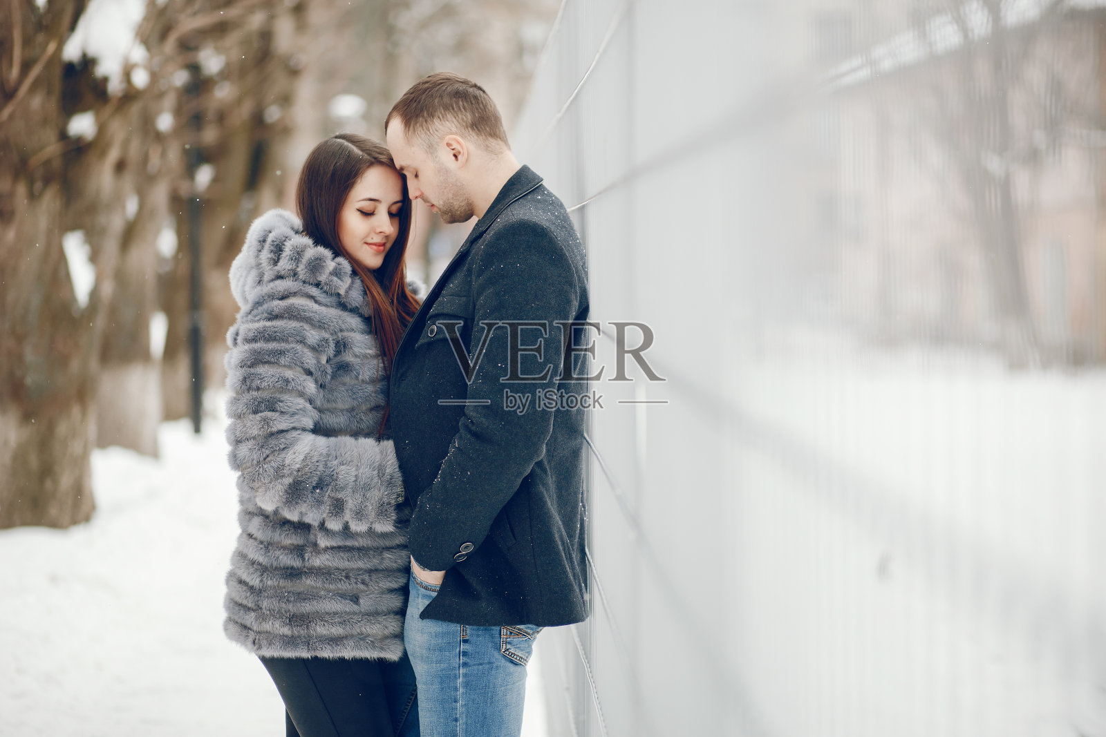 冬天的城市里的一对夫妇照片摄影图片