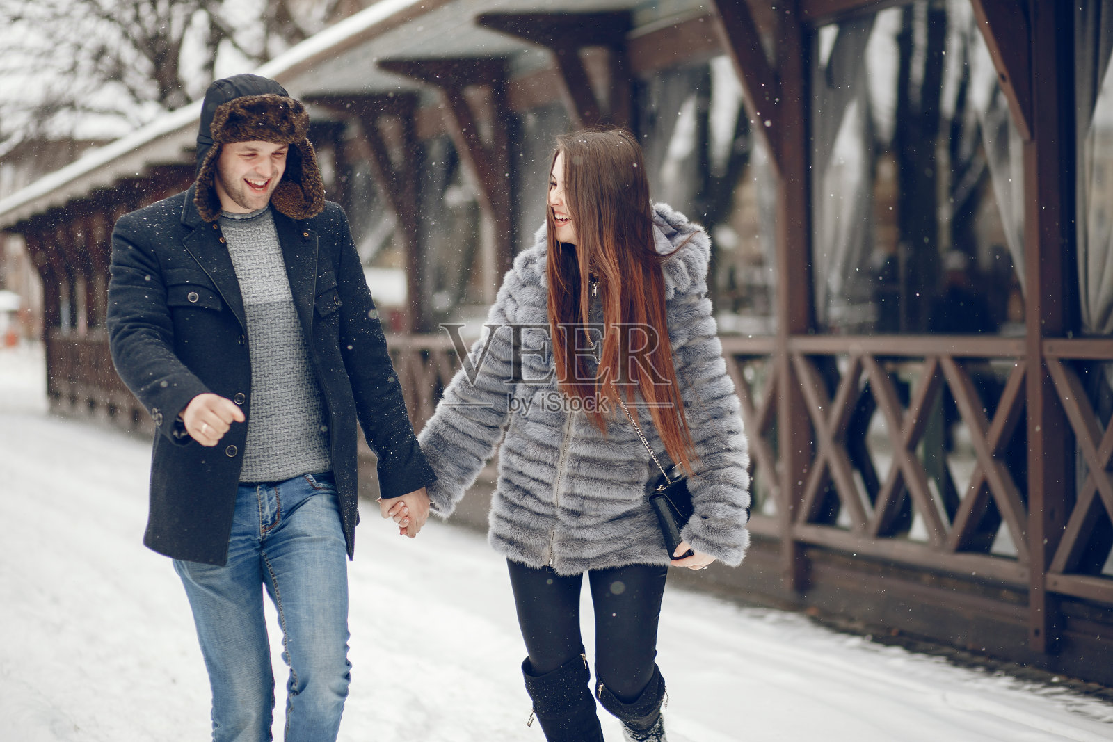 冬天的城市里的一对夫妇照片摄影图片
