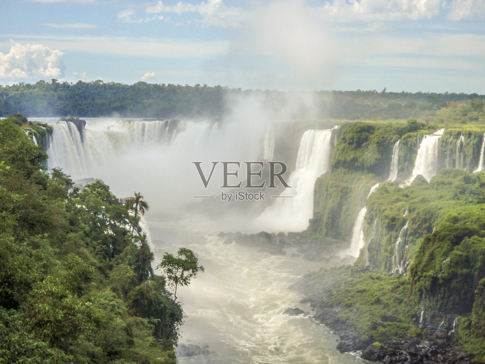 伊瓜苏瀑布和天空的背景，河流和森林的一部分。照片摄影图片