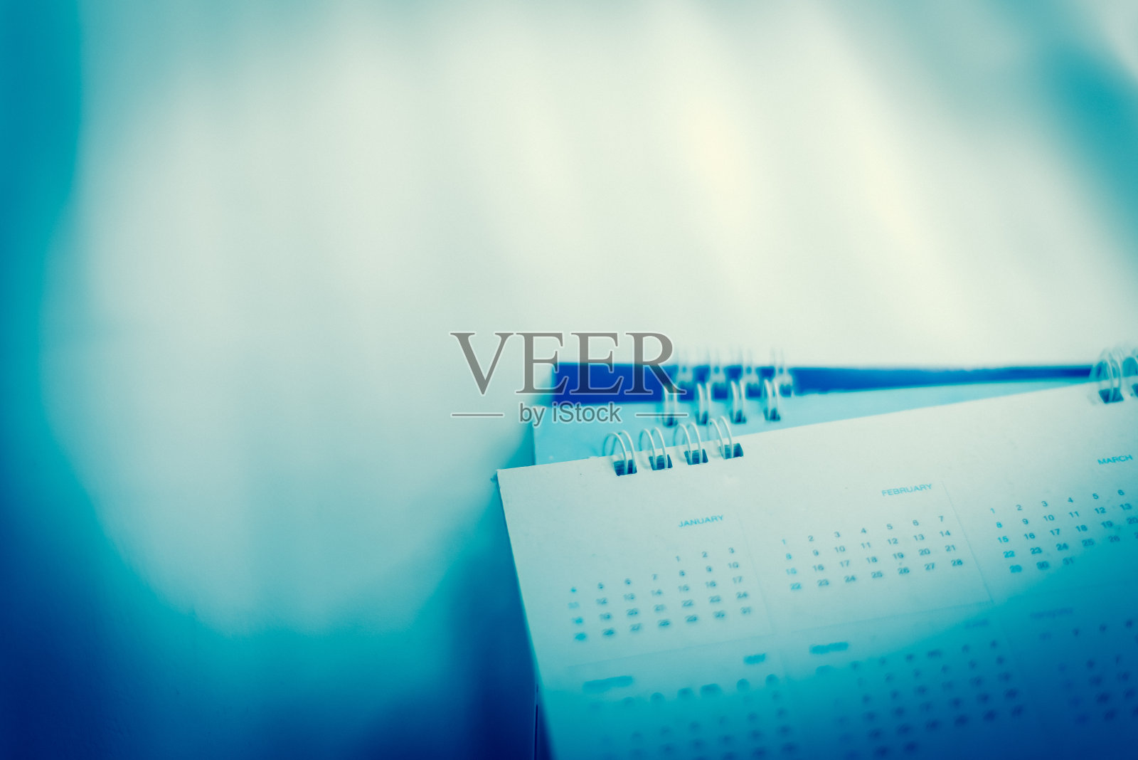 模糊的旧日历在记忆的概念。照片摄影图片