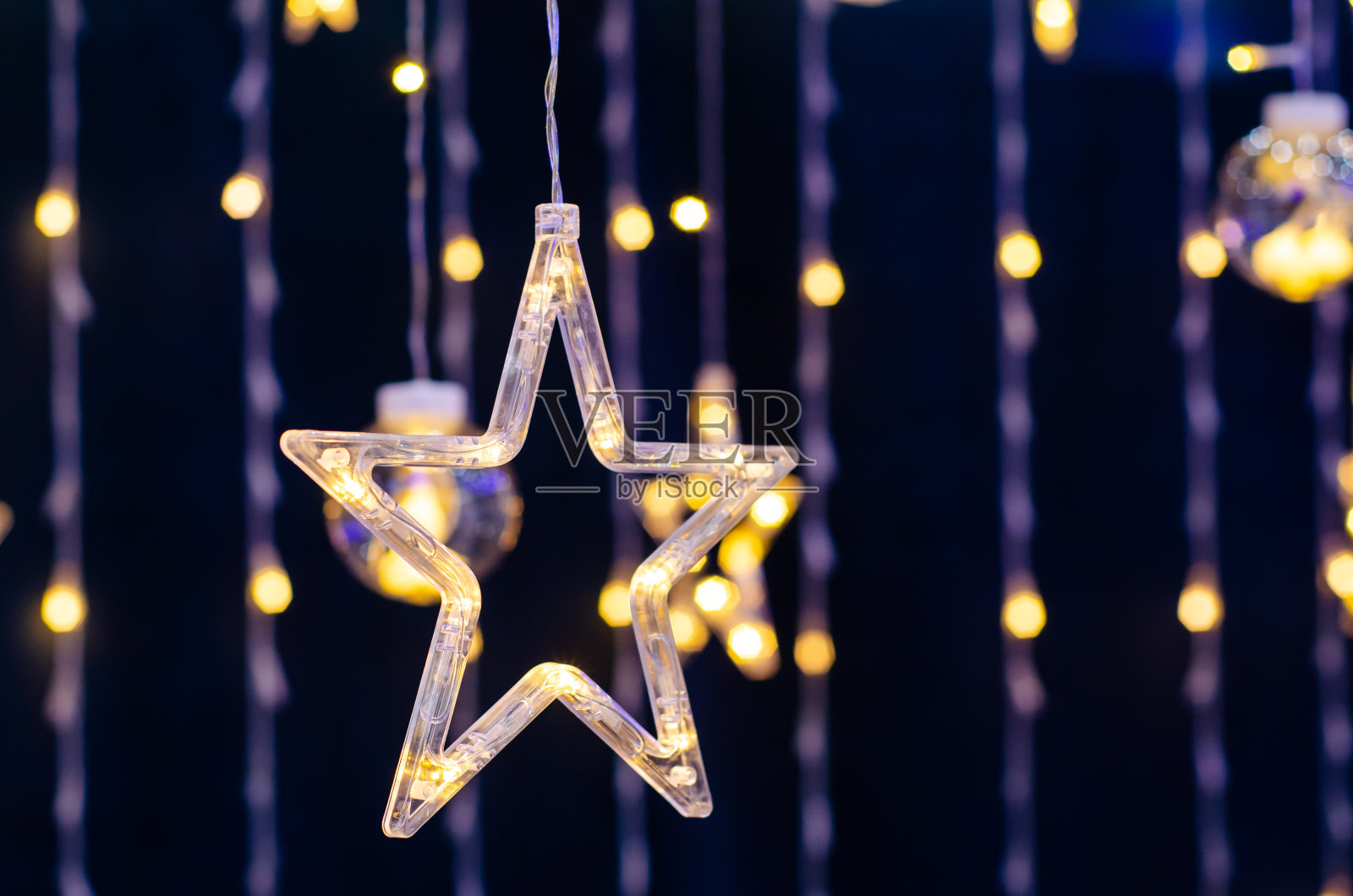 集市上的圣诞玩具。冷杉树的玩具照片摄影图片