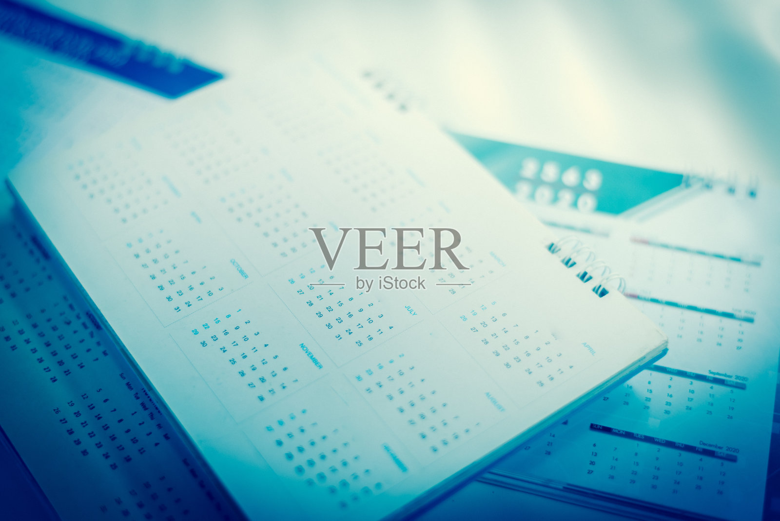 模糊的旧日历在记忆的概念。照片摄影图片