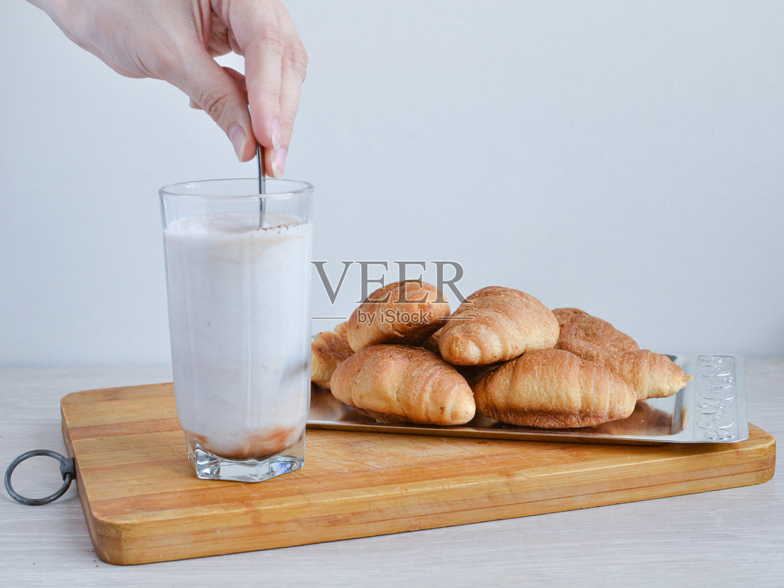 为早餐准备可可和新鲜的羊角面包。照片摄影图片