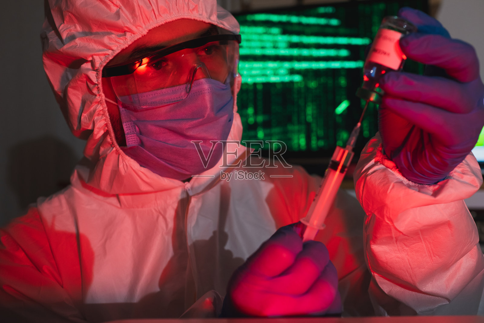 医生在实验室接受COVID-19疫苗注射照片摄影图片