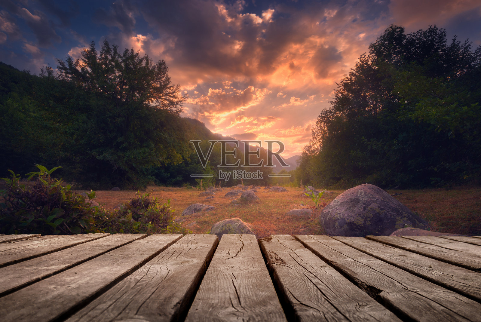 夏天美丽的背景与日出的山和空的木桌在自然户外。自然模板景观照片摄影图片