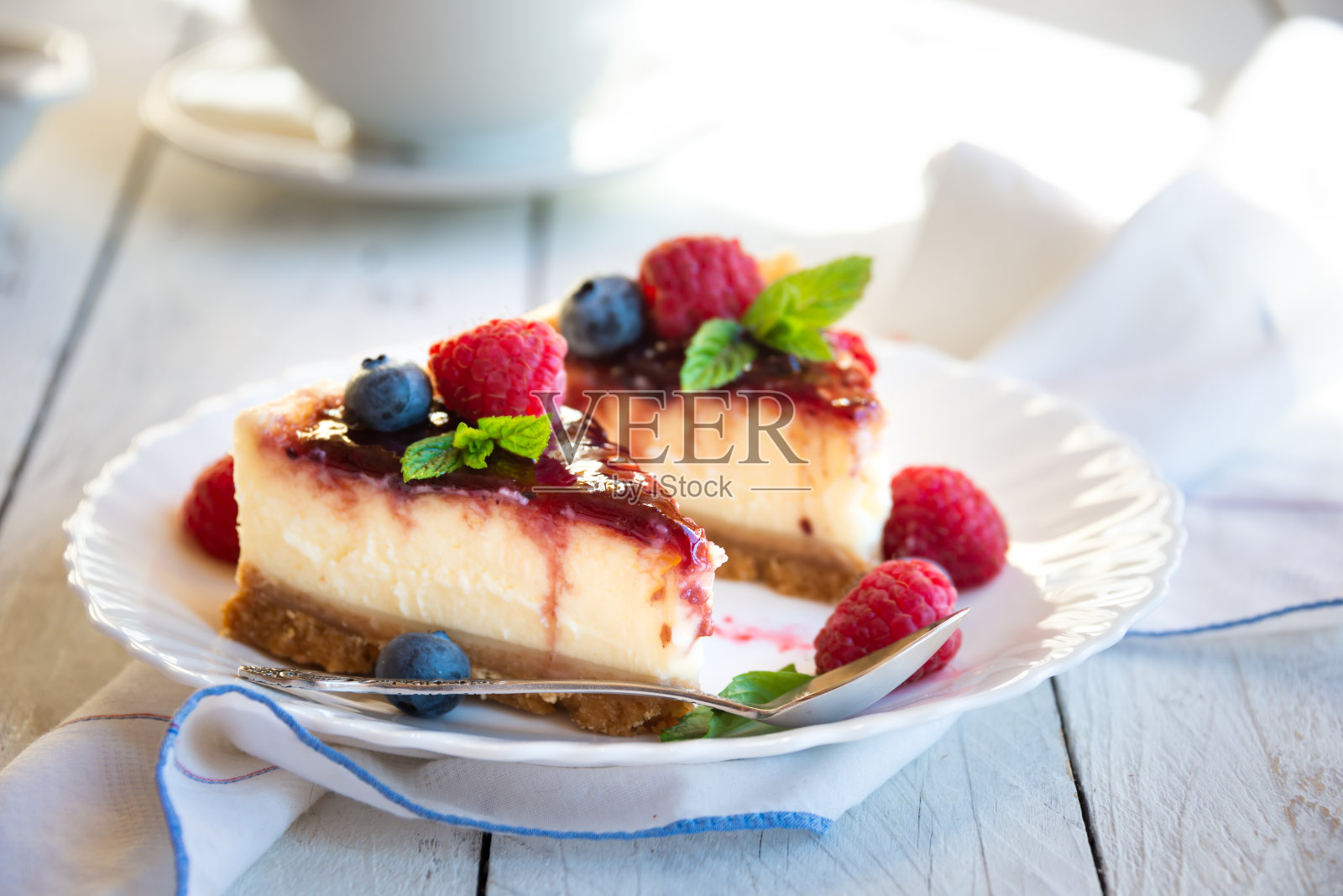 自制美味芝士蛋糕配新鲜水果和薄荷照片摄影图片