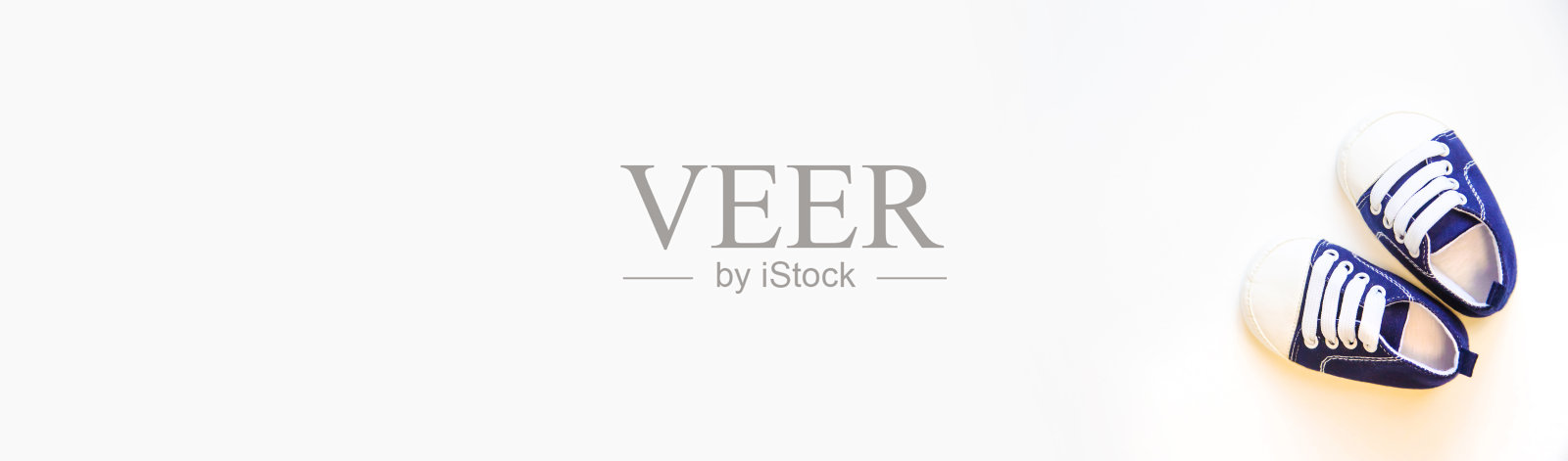 婴儿的靴子孤立在白色的背景上。有选择性的重点。照片摄影图片