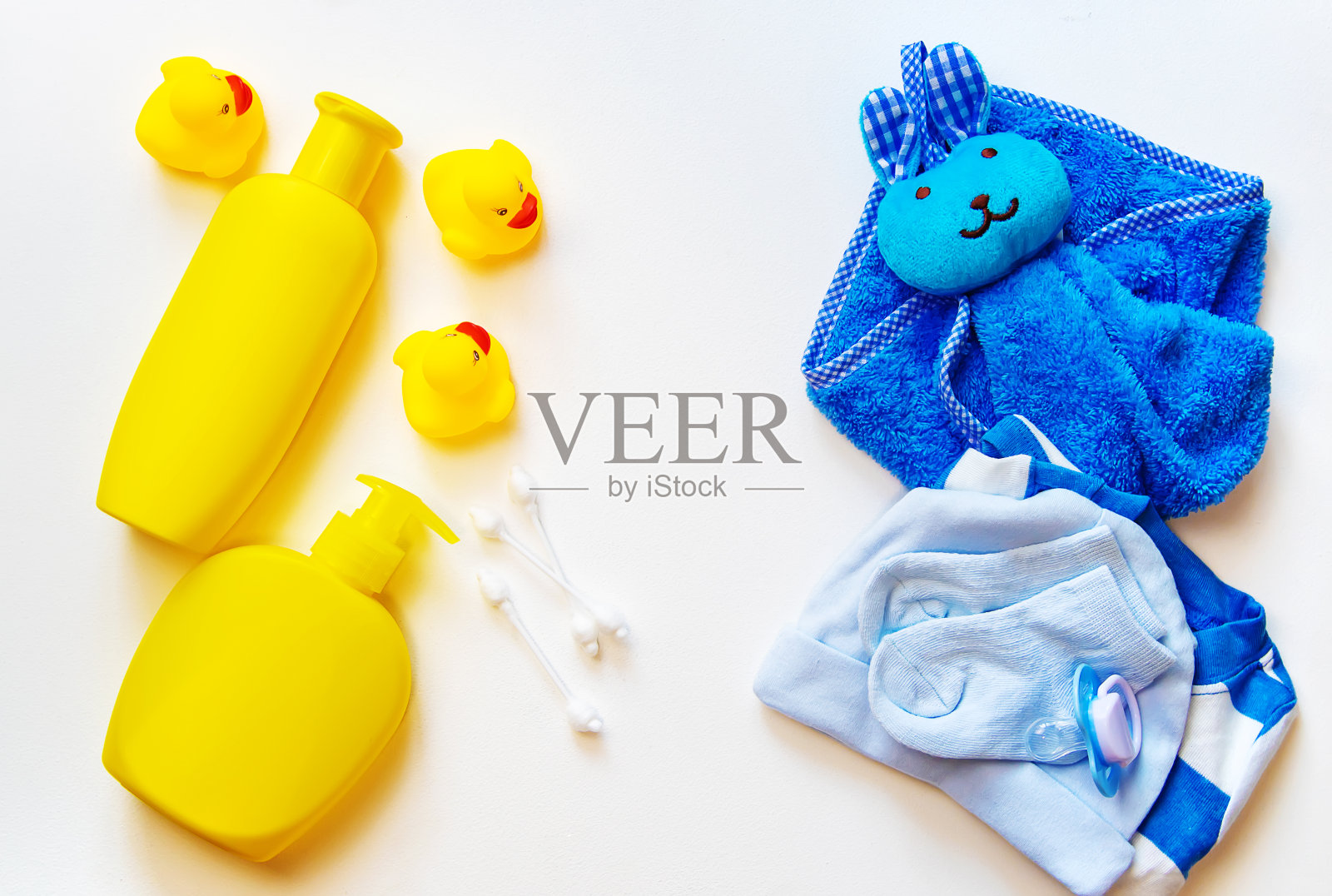 白色背景上的婴儿沐浴用品。有选择性的重点。照片摄影图片