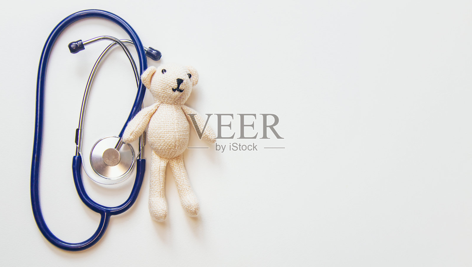 听诊器和泰迪熊孤立在白色背景上。有选择性的重点。照片摄影图片