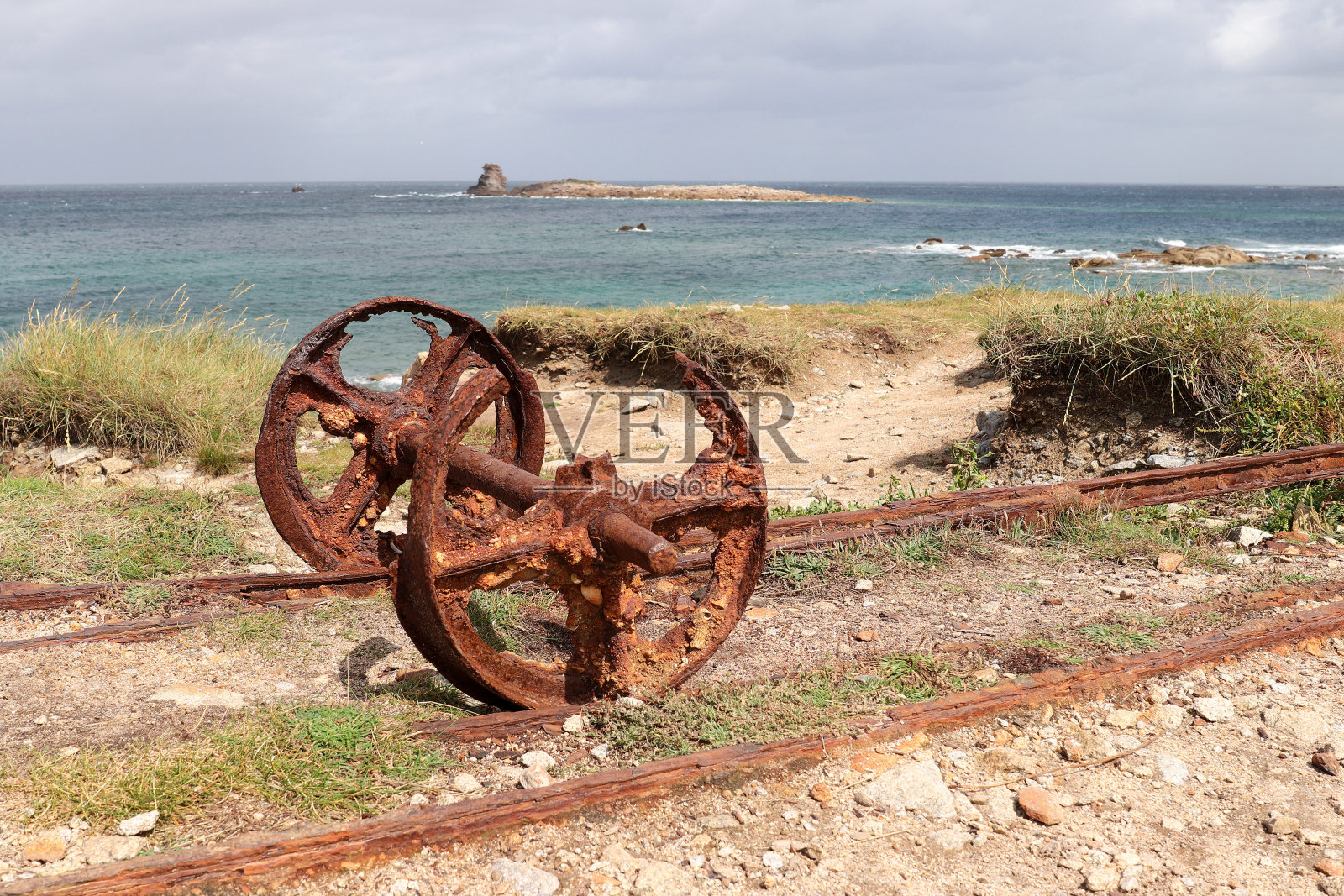 布列塔尼的普勒梅尔-博杜的格兰德岛花岗岩开采后留下的遗迹——铁轨和生锈的车轮照片摄影图片