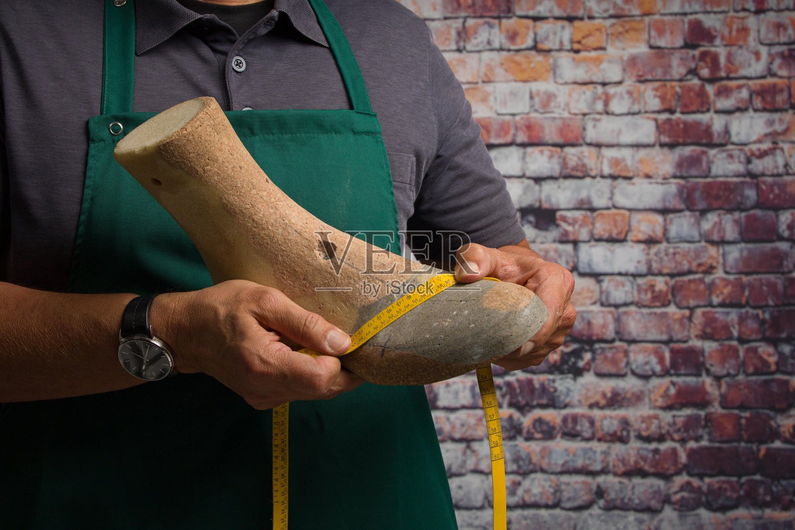 矫形鞋匠的手测量个人制作的木质鞋楦质量控制照片摄影图片