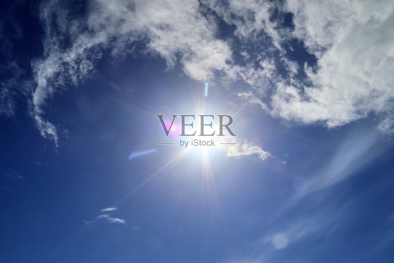 美丽的景色在阳光与一些镜头耀斑和云在蓝天照片摄影图片